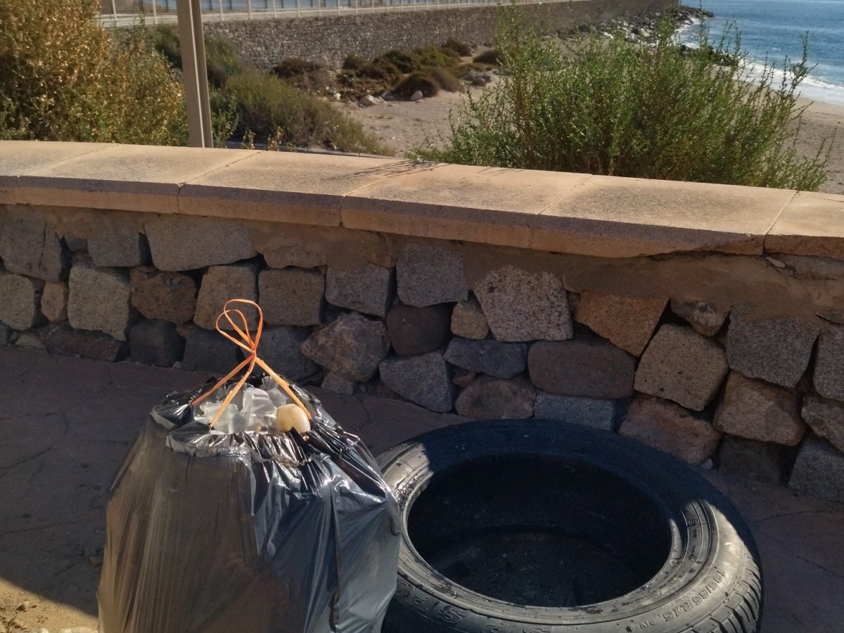 Personas anónimas y desinteresadas limpian la playa de Las Olas sin respaldo de ninguna&nbsp;administración